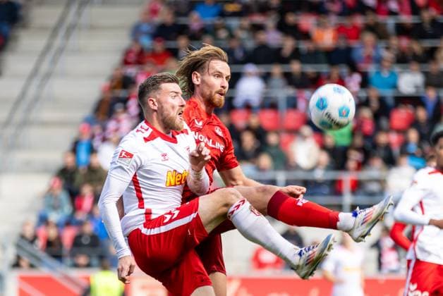28.09.2024, Fussball, GER, Saison, 2.Liga, Saision 2024 2025, 7. Spieltag, - SSV Jahn Regensburg - 1. FC Kaiserslautern Christian Kühlwetter (SSV Jahn Regensburg) gegen Jannis Heuer DFL REGULATIONS PROHIBIT ANY USE OF PHOTOGRAPHS AS IMAGE SEQUENCES AND OR QUASI-VIDEO. Regensburg Bayern Deutschland Jahnstadion Regensburg