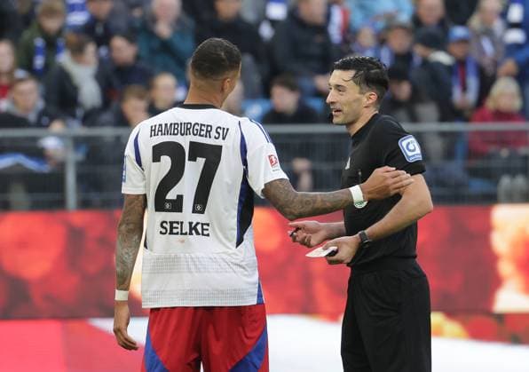 Davie Selke (HSV), Schiedsrichter Florian Badstuebner Fussball, Herren, Saison 2024 2025, 2.BL, Volksparkstadion, Hamburger SV gegen SC Paderborn, 2-2 DFL REGULATIONS PROHIBIT ANY USE OF PHOTOGRAPHS AS IMAGE SEQUENCES AND OR QUASI-VIDEO.