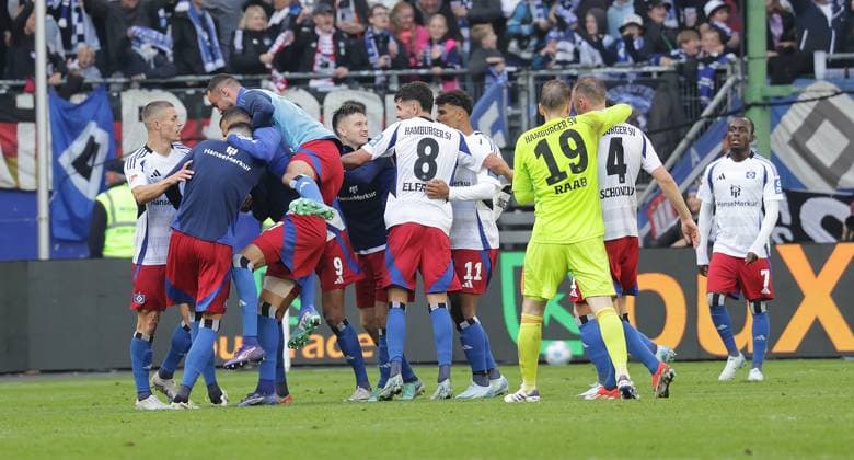 Robert Glatzel (HSV) erzielt das 3-2 , Jubel..nach Videoassistent wurde es aberkannt Fussball, Herren, Saison 2024 2025, 2.BL, Volksparkstadion, Hamburger SV gegen SC Paderborn, 2-2 DFL REGULATIONS PROHIBIT ANY USE OF PHOTOGRAPHS AS IMAGE SEQUENCES AND OR QUASI-VIDEO.
