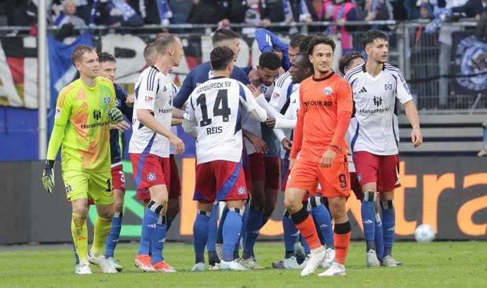 Robert Glatzel (HSV) erzielt das 3-2 , Jubel..nach Videoassistent wurde es aberkannt Fussball, Herren, Saison 2024 2025, 2.BL, Volksparkstadion, Hamburger SV gegen SC Paderborn, 2-2 DFL REGULATIONS PROHIBIT ANY USE OF PHOTOGRAPHS AS IMAGE SEQUENCES AND OR QUASI-VIDEO.