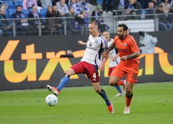 Sebastian Schonlau (HSV), Adriano Grimaldi (Paderborn) Fussball, Herren, Saison 2024 2025, 2.BL, Volksparkstadion, Hamburger SV gegen SC Paderborn, 2-2 DFL REGULATIONS PROHIBIT ANY USE OF PHOTOGRAPHS AS IMAGE SEQUENCES AND OR QUASI-VIDEO.