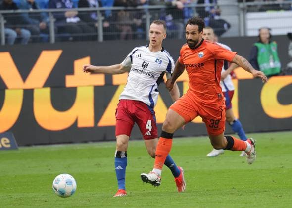 Sebastian Schonlau (HSV), Adriano Grimaldi (Paderborn) Fussball, Herren, Saison 2024 2025, 2.BL, Volksparkstadion, Hamburger SV gegen SC Paderborn, 2-2 DFL REGULATIONS PROHIBIT ANY USE OF PHOTOGRAPHS AS IMAGE SEQUENCES AND OR QUASI-VIDEO.