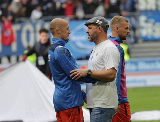 Sven Michel (SC Paderborn 07) und Chetrainer Steffen Baumgart (HSV) Fussball, Herren, Saison 2024 2025, 2.BL, Volksparkstadion, Hamburger SV gegen SC Paderborn, 2-2 DFL REGULATIONS PROHIBIT ANY USE OF PHOTOGRAPHS AS IMAGE SEQUENCES AND OR QUASI-VIDEO.