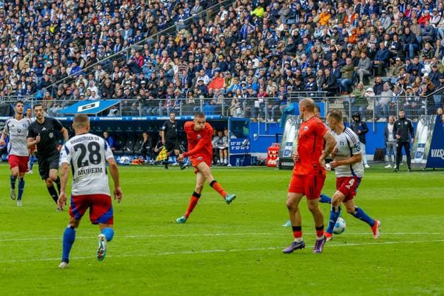 Schonlau Sebastian ( HSV ) Torschuss Filip Bilbija ( Paderborn ) Deutschland , Hamburg , Volksparkstadion , Fussball , 2 . Bundesliga , Hamburger SV - SC Paderborn