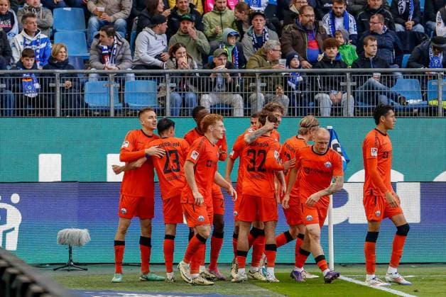 0:1 durch Filip Bilbija der jubelt mit den Mannschaftskollegen 23 Raphael Obermair 29 Ilyas Ansah ( Paderborn ) Deutschland , Hamburg , Volksparkstadion , Fussball , 2 . Bundesliga , Hamburger SV - SC Paderborn