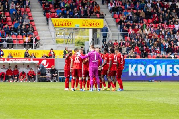 28.09.2024, Fussball, GER, Saison, 2.Liga, Saision 2024 2025, 7. Spieltag, - SSV Jahn Regensburg - 1. FC Kaiserslautern Mannschaftskreis der Lautern Spieler vor dem Spiel DFL REGULATIONS PROHIBIT ANY USE OF PHOTOGRAPHS AS IMAGE SEQUENCES AND OR QUASI-VIDEO. Regensburg Bayern Deutschland Jahnstadion Regensburg