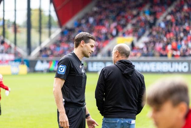 28.09.2024, Fussball, GER, Saison, 2.Liga, Saision 2024 2025, 7. Spieltag, - SSV Jahn Regensburg - 1. FC Kaiserslautern Dr. Max Burda im Gespräch mit Joe Enochs (Trainer SSV Jahn Regensburg) DFL REGULATIONS PROHIBIT ANY USE OF PHOTOGRAPHS AS IMAGE SEQUENCES AND OR QUASI-VIDEO. Regensburg Bayern Deutschland Jahnstadion Regensburg