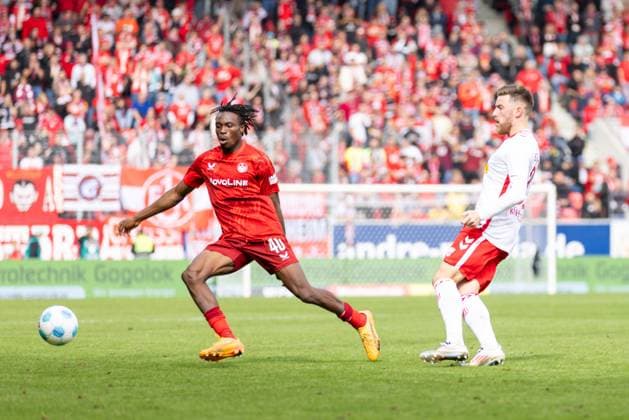 28.09.2024, Fussball, GER, Saison, 2.Liga, Saision 2024 2025, 7. Spieltag, - SSV Jahn Regensburg - 1. FC Kaiserslautern Dickson Abiama gegen Christian Kühlwetter (SSV Jahn Regensburg) DFL REGULATIONS PROHIBIT ANY USE OF PHOTOGRAPHS AS IMAGE SEQUENCES AND OR QUASI-VIDEO. Regensburg Bayern Deutschland Jahnstadion Regensburg