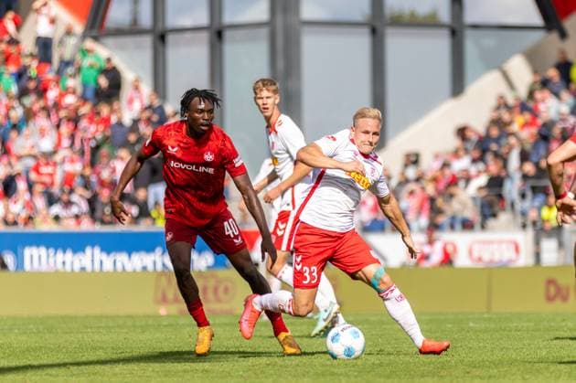 28.09.2024, Fussball, GER, Saison, 2.Liga, Saision 2024 2025, 7. Spieltag, - SSV Jahn Regensburg - 1. FC Kaiserslautern Dickson Abiama gegen Kai Pröger (SSV Jahn Regensburg) DFL REGULATIONS PROHIBIT ANY USE OF PHOTOGRAPHS AS IMAGE SEQUENCES AND OR QUASI-VIDEO. Regensburg Bayern Deutschland Jahnstadion Regensburg