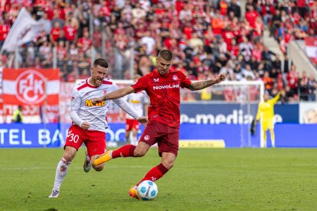 28.09.2024, Fussball, GER, Saison, 2.Liga, Saision 2024 2025, 7. Spieltag, - SSV Jahn Regensburg - 1. FC Kaiserslautern Erik Wekesser am Ball vor Christian Kühlwetter (SSV Jahn Regensburg) DFL REGULATIONS PROHIBIT ANY USE OF PHOTOGRAPHS AS IMAGE SEQUENCES AND OR QUASI-VIDEO. Regensburg Bayern Deutschland Jahnstadion Regensburg