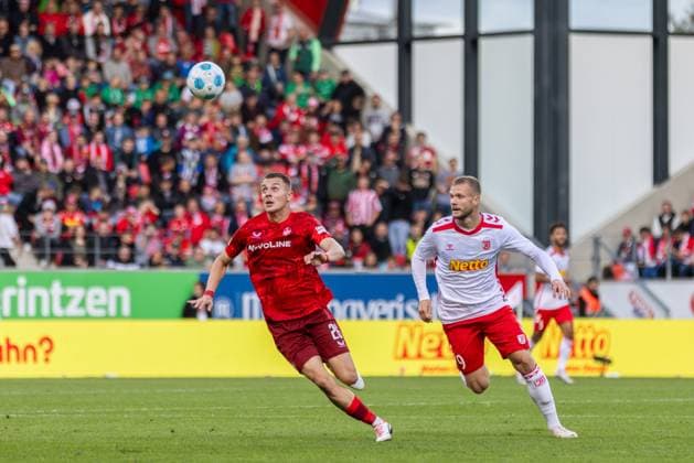 28.09.2024, Fussball, GER, Saison, 2.Liga, Saision 2024 2025, 7. Spieltag, - SSV Jahn Regensburg - 1. FC Kaiserslautern Filip Kaloc am Ball vor Eric Hottmann (SSV Jahn Regensburg) DFL REGULATIONS PROHIBIT ANY USE OF PHOTOGRAPHS AS IMAGE SEQUENCES AND OR QUASI-VIDEO. Regensburg Bayern Deutschland Jahnstadion Regensburg
