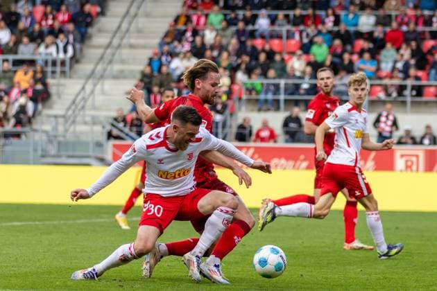 28.09.2024, Fussball, GER, Saison, 2.Liga, Saision 2024 2025, 7. Spieltag, - SSV Jahn Regensburg - 1. FC Kaiserslautern Christian Kühlwetter (SSV Jahn Regensburg) gegen Jannis Heuer DFL REGULATIONS PROHIBIT ANY USE OF PHOTOGRAPHS AS IMAGE SEQUENCES AND OR QUASI-VIDEO. Regensburg Bayern Deutschland Jahnstadion Regensburg