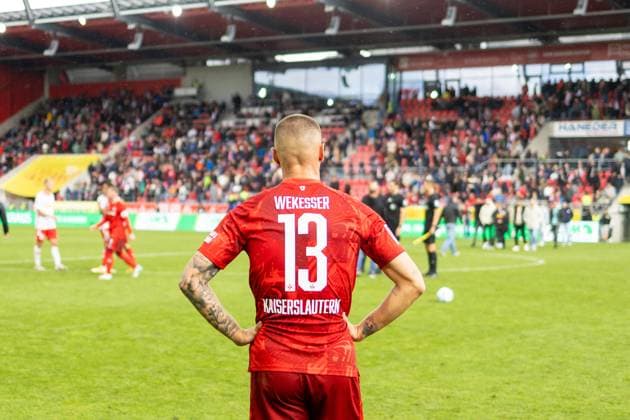 28.09.2024, Fussball, GER, Saison, 2.Liga, Saision 2024 2025, 7. Spieltag, - SSV Jahn Regensburg - 1. FC Kaiserslautern Erik Wekesser nach dem 1:1 gegen Regensburg DFL REGULATIONS PROHIBIT ANY USE OF PHOTOGRAPHS AS IMAGE SEQUENCES AND OR QUASI-VIDEO. Regensburg Bayern Deutschland Jahnstadion Regensburg