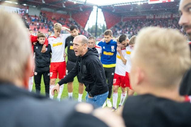 28.09.2024, Fussball, GER, Saison, 2.Liga, Saision 2024 2025, 7. Spieltag, - SSV Jahn Regensburg - 1. FC Kaiserslautern Joe Enochs (Trainer SSV Jahn Regensburg) im Spielerkreis nach dem Spiel DFL REGULATIONS PROHIBIT ANY USE OF PHOTOGRAPHS AS IMAGE SEQUENCES AND OR QUASI-VIDEO. Regensburg Bayern Deutschland Jahnstadion Regensburg