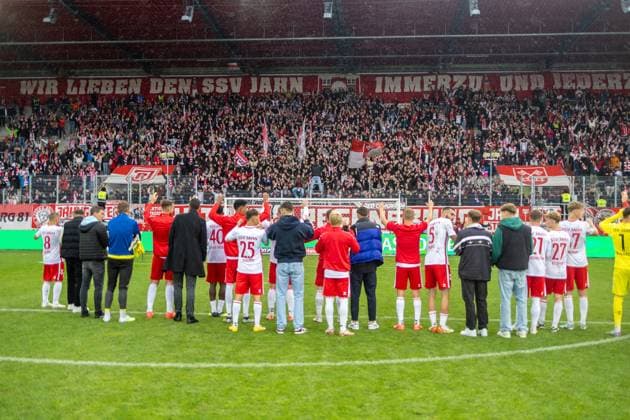 28.09.2024, Fussball, GER, Saison, 2.Liga, Saision 2024 2025, 7. Spieltag, - SSV Jahn Regensburg - 1. FC Kaiserslautern Die Jahn Spieler bedanken sich bei ihren Fans für die Unterstützung DFL REGULATIONS PROHIBIT ANY USE OF PHOTOGRAPHS AS IMAGE SEQUENCES AND OR QUASI-VIDEO. Regensburg Bayern Deutschland Jahnstadion Regensburg