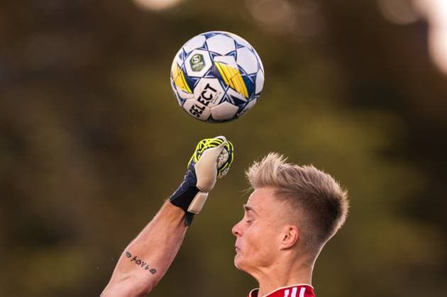 Bilder des Jahres 2024, Sport 09 September Sport Themen der Woche KW39 240928 GIF Sundsvalls Jonas Olsson (vars hand är i bild), boxar bort bollen framför Skövde AIKs Edvin Tellgren under fotbollsmatchen i Superettan mellan Skövde AIK och GIF Sundsvall den 28 september 2024 i Skövde. *** 240928 GIF Sundsvalls Jonas Olsson whose hand is in the picture, boxes away the ball in front of Skövde AIKs Edvin Tellgren during the football match in Superettan between Skövde AIK and GIF Sundsvall on September 28, 2024 in Skövde  Copyright: CARLxSANDIN BB240928CS024