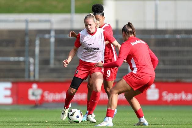 Lisa Karl (SC Freiburg), Shekiera Martinez (SC Freiburg) und Selina Vobian (SC Freiburg) beim aufwaermen waehrend des Spiels der 1. Frauen Bundesliga zwischen 1.FC Köln und SC Freiburg, Franz-Kremer-Stadion am 28. September 2024 in Köln, Deutschland. (Foto von Oliver Kaelke DeFodi Images) +++ Lisa Karl (SC Freiburg), Shekiera Martinez (SC Freiburg) und Selina Vobian (SC Freiburg) warm(s) up during the Woman Bundesliga match between 1.FC Köln and SC Freiburg at Franz-Kremer-Stadion on September 28, 2024 in Köln, Germany. (Photo by Oliver Kaelke DeFodi Images) DFL regulations prohibit any use of photographs as image sequences and or quasi-video. Defodi-003_678_2024_09_28_OK_KOESCF_0028