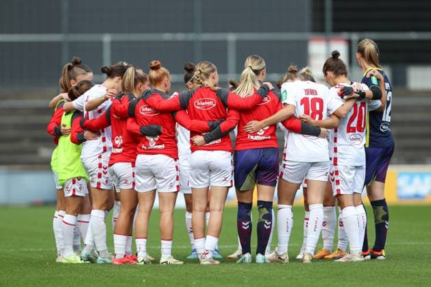 Spielerinnen von 1. FC Koeln bilden einen Teamkreis waehrend des Spiels der 1. Frauen Bundesliga zwischen 1.FC Köln und SC Freiburg, Franz-Kremer-Stadion am 28. September 2024 in Köln, Deutschland. (Foto von Oliver Kaelke DeFodi Images) +++ Players from 1. FC Koeln form a circle during the Woman Bundesliga match between 1.FC Köln and SC Freiburg at Franz-Kremer-Stadion on September 28, 2024 in Köln, Germany. (Photo by Oliver Kaelke DeFodi Images) DFL regulations prohibit any use of photographs as image sequences and or quasi-video. Defodi-003_678_2024_09_28_OK_KOESCF_0063