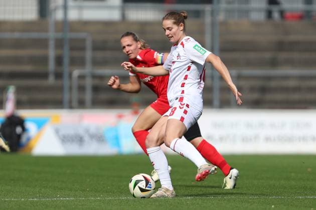 Taylor Ziemer (1. FC Koeln) und Lisa Karl (SC Freiburg) im Zweikampf waehrend des Spiels der 1. Frauen Bundesliga zwischen 1.FC Köln und SC Freiburg, Franz-Kremer-Stadion am 28. September 2024 in Köln, Deutschland. (Foto von Oliver Kaelke DeFodi Images) +++ Taylor Ziemer (1. FC Koeln) und Lisa Karl (SC Freiburg) battle for the ball during the Woman Bundesliga match between 1.FC Köln and SC Freiburg at Franz-Kremer-Stadion on September 28, 2024 in Köln, Germany. (Photo by Oliver Kaelke DeFodi Images) DFL regulations prohibit any use of photographs as image sequences and or quasi-video. Defodi-003_678_2024_09_28_OK_KOESCF_0083