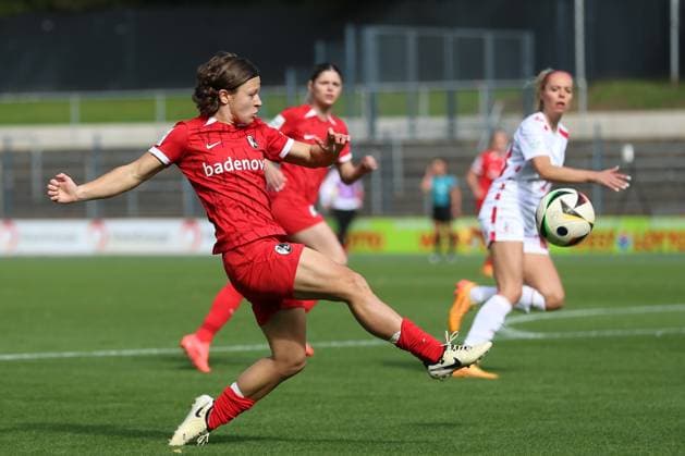 Alicia-Sophie Gudorf (SC Freiburg) in Aktion, am Ball, Einzelaktion waehrend des Spiels der 1. Frauen Bundesliga zwischen 1.FC Köln und SC Freiburg, Franz-Kremer-Stadion am 28. September 2024 in Köln, Deutschland. (Foto von Oliver Kaelke DeFodi Images) +++ Alicia-Sophie Gudorf (SC Freiburg) controls the ball during the Woman Bundesliga match between 1.FC Köln and SC Freiburg at Franz-Kremer-Stadion on September 28, 2024 in Köln, Germany. (Photo by Oliver Kaelke DeFodi Images) DFL regulations prohibit any use of photographs as image sequences and or quasi-video. Defodi-003_678_2024_09_28_OK_KOESCF_0128