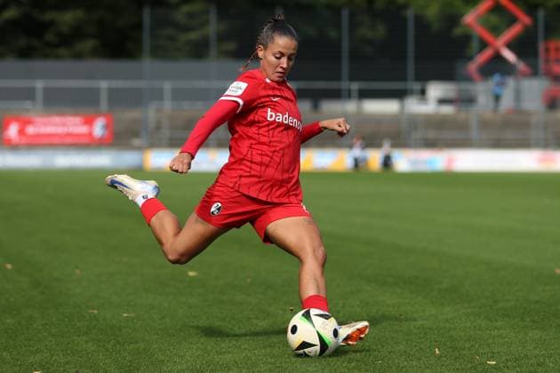 Selina Vobian (SC Freiburg) in Aktion, am Ball, Einzelaktion waehrend des Spiels der 1. Frauen Bundesliga zwischen 1.FC Köln und SC Freiburg, Franz-Kremer-Stadion am 28. September 2024 in Köln, Deutschland. (Foto von Oliver Kaelke DeFodi Images) +++ Selina Vobian (SC Freiburg) controls the ball during the Woman Bundesliga match between 1.FC Köln and SC Freiburg at Franz-Kremer-Stadion on September 28, 2024 in Köln, Germany. (Photo by Oliver Kaelke DeFodi Images) DFL regulations prohibit any use of photographs as image sequences and or quasi-video. Defodi-003_678_2024_09_28_OK_KOESCF_0148