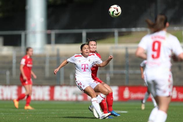 Laura Feiersinger (1. FC Koeln) und Annabel Schasching (SC Freiburg) im Zweikampf waehrend des Spiels der 1. Frauen Bundesliga zwischen 1.FC Köln und SC Freiburg, Franz-Kremer-Stadion am 28. September 2024 in Köln, Deutschland. (Foto von Oliver Kaelke DeFodi Images) +++ Laura Feiersinger (1. FC Koeln) und Annabel Schasching (SC Freiburg) battle for the ball during the Woman Bundesliga match between 1.FC Köln and SC Freiburg at Franz-Kremer-Stadion on September 28, 2024 in Köln, Germany. (Photo by Oliver Kaelke DeFodi Images) DFL regulations prohibit any use of photographs as image sequences and or quasi-video. Defodi-003_678_2024_09_28_OK_KOESCF_0243