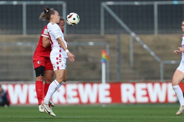 Dora Zeller (1. FC Koeln) und Lisa Karl (SC Freiburg) im Zweikampf waehrend des Spiels der 1. Frauen Bundesliga zwischen 1.FC Köln und SC Freiburg, Franz-Kremer-Stadion am 28. September 2024 in Köln, Deutschland. (Foto von Oliver Kaelke DeFodi Images) +++ Dora Zeller (1. FC Koeln) und Lisa Karl (SC Freiburg) battle for the ball during the Woman Bundesliga match between 1.FC Köln and SC Freiburg at Franz-Kremer-Stadion on September 28, 2024 in Köln, Germany. (Photo by Oliver Kaelke DeFodi Images) DFL regulations prohibit any use of photographs as image sequences and or quasi-video. Defodi-003_678_2024_09_28_OK_KOESCF_0302