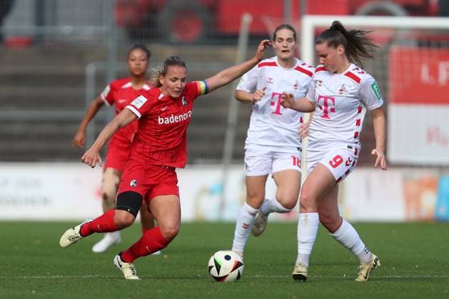 Lisa Karl (SC Freiburg) und Adriana Achcinska (1. FC Koeln) im Zweikampf waehrend des Spiels der 1. Frauen Bundesliga zwischen 1.FC Köln und SC Freiburg, Franz-Kremer-Stadion am 28. September 2024 in Köln, Deutschland. (Foto von Oliver Kaelke DeFodi Images) +++ Lisa Karl (SC Freiburg) und Adriana Achcinska (1. FC Koeln) battle for the ball during the Woman Bundesliga match between 1.FC Köln and SC Freiburg at Franz-Kremer-Stadion on September 28, 2024 in Köln, Germany. (Photo by Oliver Kaelke DeFodi Images) DFL regulations prohibit any use of photographs as image sequences and or quasi-video. Defodi-003_678_2024_09_28_OK_KOESCF_0319