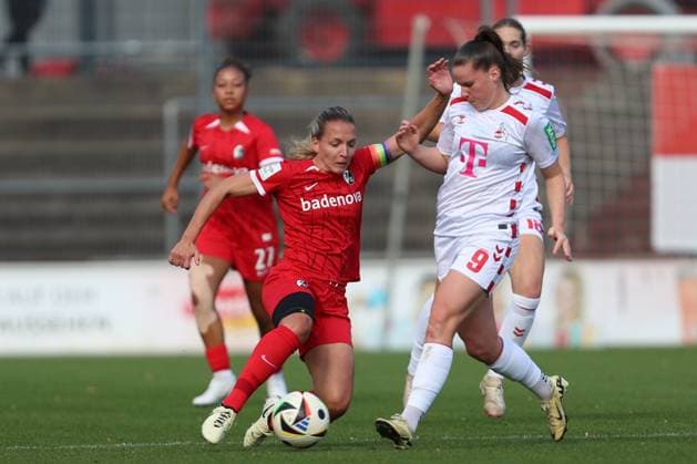 Lisa Karl (SC Freiburg) und Adriana Achcinska (1. FC Koeln) im Zweikampf waehrend des Spiels der 1. Frauen Bundesliga zwischen 1.FC Köln und SC Freiburg, Franz-Kremer-Stadion am 28. September 2024 in Köln, Deutschland. (Foto von Oliver Kaelke DeFodi Images) +++ Lisa Karl (SC Freiburg) und Adriana Achcinska (1. FC Koeln) battle for the ball during the Woman Bundesliga match between 1.FC Köln and SC Freiburg at Franz-Kremer-Stadion on September 28, 2024 in Köln, Germany. (Photo by Oliver Kaelke DeFodi Images) DFL regulations prohibit any use of photographs as image sequences and or quasi-video. Defodi-003_678_2024_09_28_OK_KOESCF_0320