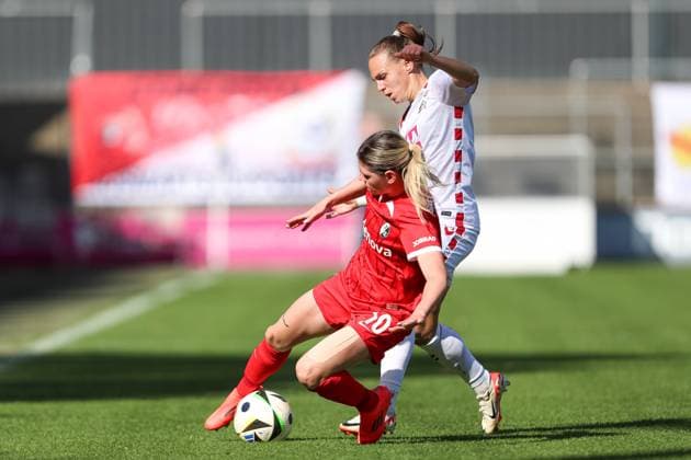 Eileen Campbell (SC Freiburg) und Dora Zeller (1. FC Koeln) im Zweikampf waehrend des Spiels der 1. Frauen Bundesliga zwischen 1.FC Köln und SC Freiburg, Franz-Kremer-Stadion am 28. September 2024 in Köln, Deutschland. (Foto von Oliver Kaelke DeFodi Images) +++ Eileen Campbell (SC Freiburg) und Dora Zeller (1. FC Koeln) battle for the ball during the Woman Bundesliga match between 1.FC Köln and SC Freiburg at Franz-Kremer-Stadion on September 28, 2024 in Köln, Germany. (Photo by Oliver Kaelke DeFodi Images) DFL regulations prohibit any use of photographs as image sequences and or quasi-video. Defodi-003_678_2024_09_28_OK_KOESCF_0674