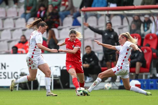 Adriana Achcinska (1. FC Koeln), Eileen Campbell (SC Freiburg) und Janina Hechler (1. FC Koeln) im Zweikampf waehrend des Spiels der 1. Frauen Bundesliga zwischen 1.FC Köln und SC Freiburg, Franz-Kremer-Stadion am 28. September 2024 in Köln, Deutschland. (Foto von Oliver Kaelke DeFodi Images) +++ Adriana Achcinska (1. FC Koeln), Eileen Campbell (SC Freiburg) und Janina Hechler (1. FC Koeln) battle for the ball during the Woman Bundesliga match between 1.FC Köln and SC Freiburg at Franz-Kremer-Stadion on September 28, 2024 in Köln, Germany. (Photo by Oliver Kaelke DeFodi Images) DFL regulations prohibit any use of photographs as image sequences and or quasi-video. Defodi-003_678_2024_09_28_OK_KOESCF_1286