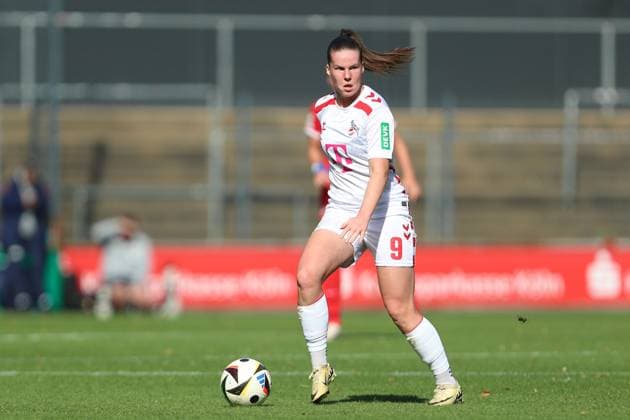 Adriana Achcinska (1. FC Koeln) in Aktion, am Ball, Einzelaktion waehrend des Spiels der 1. Frauen Bundesliga zwischen 1.FC Köln und SC Freiburg, Franz-Kremer-Stadion am 28. September 2024 in Köln, Deutschland. (Foto von Oliver Kaelke DeFodi Images) +++ Adriana Achcinska (1. FC Koeln) controls the ball during the Woman Bundesliga match between 1.FC Köln and SC Freiburg at Franz-Kremer-Stadion on September 28, 2024 in Köln, Germany. (Photo by Oliver Kaelke DeFodi Images) DFL regulations prohibit any use of photographs as image sequences and or quasi-video. Defodi-003_678_2024_09_28_OK_KOESCF_0536