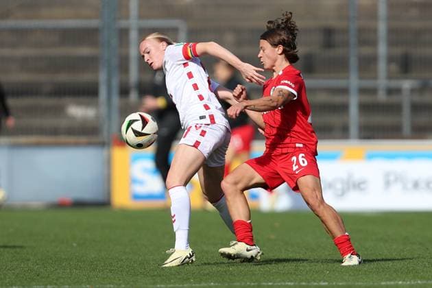 Anna Gerhardt (1. FC Koeln) und Alicia-Sophie Gudorf (SC Freiburg) im Zweikampf waehrend des Spiels der 1. Frauen Bundesliga zwischen 1.FC Köln und SC Freiburg, Franz-Kremer-Stadion am 28. September 2024 in Köln, Deutschland. (Foto von Oliver Kaelke DeFodi Images) +++ Anna Gerhardt (1. FC Koeln) und Alicia-Sophie Gudorf (SC Freiburg) battle for the ball during the Woman Bundesliga match between 1.FC Köln and SC Freiburg at Franz-Kremer-Stadion on September 28, 2024 in Köln, Germany. (Photo by Oliver Kaelke DeFodi Images) DFL regulations prohibit any use of photographs as image sequences and or quasi-video. Defodi-003_678_2024_09_28_OK_KOESCF_0562