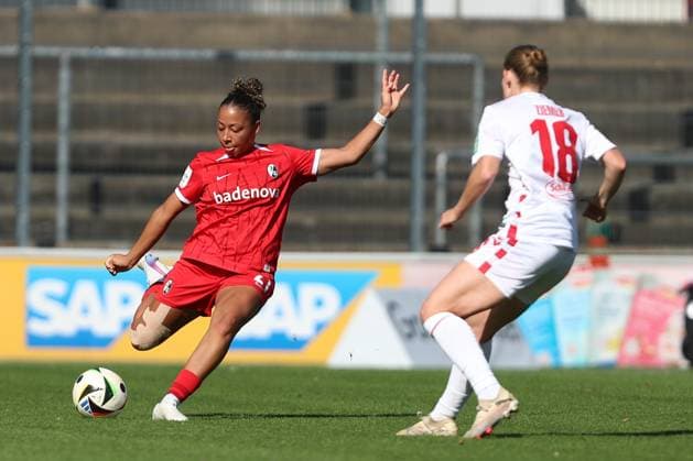 Nicole Ojukwu (SC Freiburg) in Aktion, am Ball, Einzelaktion waehrend des Spiels der 1. Frauen Bundesliga zwischen 1.FC Köln und SC Freiburg, Franz-Kremer-Stadion am 28. September 2024 in Köln, Deutschland. (Foto von Oliver Kaelke DeFodi Images) +++ Nicole Ojukwu (SC Freiburg) controls the ball during the Woman Bundesliga match between 1.FC Köln and SC Freiburg at Franz-Kremer-Stadion on September 28, 2024 in Köln, Germany. (Photo by Oliver Kaelke DeFodi Images) DFL regulations prohibit any use of photographs as image sequences and or quasi-video. Defodi-003_678_2024_09_28_OK_KOESCF_0596