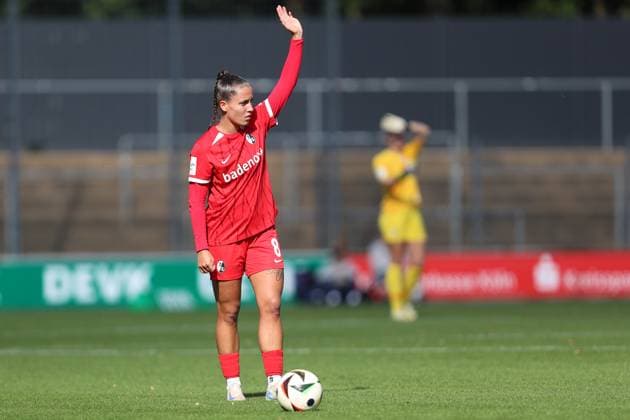 Selina Vobian (SC Freiburg) in Aktion, am Ball, Einzelaktion waehrend des Spiels der 1. Frauen Bundesliga zwischen 1.FC Köln und SC Freiburg, Franz-Kremer-Stadion am 28. September 2024 in Köln, Deutschland. (Foto von Oliver Kaelke DeFodi Images) +++ Selina Vobian (SC Freiburg) controls the ball during the Woman Bundesliga match between 1.FC Köln and SC Freiburg at Franz-Kremer-Stadion on September 28, 2024 in Köln, Germany. (Photo by Oliver Kaelke DeFodi Images) DFL regulations prohibit any use of photographs as image sequences and or quasi-video. Defodi-003_678_2024_09_28_OK_KOESCF_0678