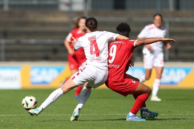 Sara Agrez (1. FC Koeln) und Shekiera Martinez (SC Freiburg) im Zweikampf waehrend des Spiels der 1. Frauen Bundesliga zwischen 1.FC Köln und SC Freiburg, Franz-Kremer-Stadion am 28. September 2024 in Köln, Deutschland. (Foto von Oliver Kaelke DeFodi Images) +++ Sara Agrez (1. FC Koeln) und Shekiera Martinez (SC Freiburg) battle for the ball during the Woman Bundesliga match between 1.FC Köln and SC Freiburg at Franz-Kremer-Stadion on September 28, 2024 in Köln, Germany. (Photo by Oliver Kaelke DeFodi Images) DFL regulations prohibit any use of photographs as image sequences and or quasi-video. Defodi-003_678_2024_09_28_OK_KOESCF_0848