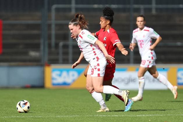 Adriana Achcinska (1. FC Koeln) und Shekiera Martinez (SC Freiburg) im Zweikampf waehrend des Spiels der 1. Frauen Bundesliga zwischen 1.FC Köln und SC Freiburg, Franz-Kremer-Stadion am 28. September 2024 in Köln, Deutschland. (Foto von Oliver Kaelke DeFodi Images) +++ Adriana Achcinska (1. FC Koeln) und Shekiera Martinez (SC Freiburg) battle for the ball during the Woman Bundesliga match between 1.FC Köln and SC Freiburg at Franz-Kremer-Stadion on September 28, 2024 in Köln, Germany. (Photo by Oliver Kaelke DeFodi Images) DFL regulations prohibit any use of photographs as image sequences and or quasi-video. Defodi-003_678_2024_09_28_OK_KOESCF_0862