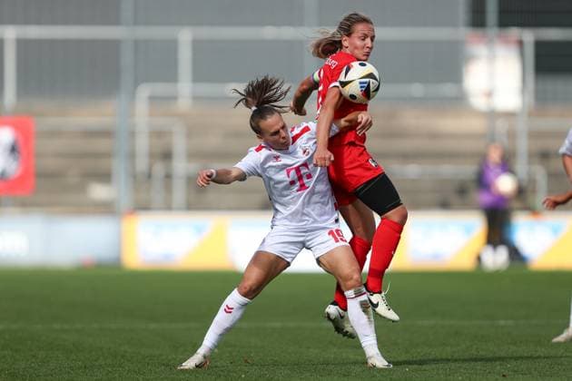 Dora Zeller (1. FC Koeln) und Lisa Karl (SC Freiburg) im Zweikampf waehrend des Spiels der 1. Frauen Bundesliga zwischen 1.FC Köln und SC Freiburg, Franz-Kremer-Stadion am 28. September 2024 in Köln, Deutschland. (Foto von Oliver Kaelke DeFodi Images) +++ Dora Zeller (1. FC Koeln) und Lisa Karl (SC Freiburg) battle for the ball during the Woman Bundesliga match between 1.FC Köln and SC Freiburg at Franz-Kremer-Stadion on September 28, 2024 in Köln, Germany. (Photo by Oliver Kaelke DeFodi Images) DFL regulations prohibit any use of photographs as image sequences and or quasi-video. Defodi-003_678_2024_09_28_OK_KOESCF_0929