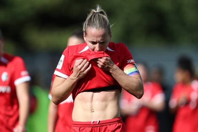 Lisa Karl (SC Freiburg) zeigt six pack waehrend des Spiels der 1. Frauen Bundesliga zwischen 1.FC Köln und SC Freiburg, Franz-Kremer-Stadion am 28. September 2024 in Köln, Deutschland. (Foto von Oliver Kaelke DeFodi Images) +++ Lisa Karl (SC Freiburg) six pack is seen during the Woman Bundesliga match between 1.FC Köln and SC Freiburg at Franz-Kremer-Stadion on September 28, 2024 in Köln, Germany. (Photo by Oliver Kaelke DeFodi Images) DFL regulations prohibit any use of photographs as image sequences and or quasi-video. Defodi-003_678_2024_09_28_OK_KOESCF_0965