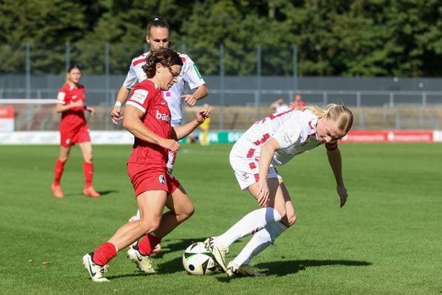 Alicia-Sophie Gudorf (SC Freiburg) und Anna Gerhardt (1. FC Koeln) im Zweikampf waehrend des Spiels der 1. Frauen Bundesliga zwischen 1.FC Köln und SC Freiburg, Franz-Kremer-Stadion am 28. September 2024 in Köln, Deutschland. (Foto von Oliver Kaelke DeFodi Images) +++ Alicia-Sophie Gudorf (SC Freiburg) und Anna Gerhardt (1. FC Koeln) battle for the ball during the Woman Bundesliga match between 1.FC Köln and SC Freiburg at Franz-Kremer-Stadion on September 28, 2024 in Köln, Germany. (Photo by Oliver Kaelke DeFodi Images) DFL regulations prohibit any use of photographs as image sequences and or quasi-video. Defodi-003_678_2024_09_28_OK_KOESCF_0992