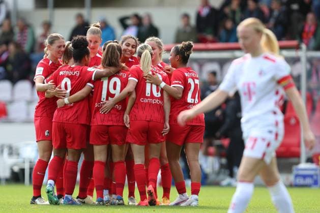 Cora Zicai (SC Freiburg) Torjubel,jubelt mit ihrer Mannschaft nach dem Treffer zum 0:2 waehrend des Spiels der 1. Frauen Bundesliga zwischen 1.FC Köln und SC Freiburg, Franz-Kremer-Stadion am 28. September 2024 in Köln, Deutschland. (Foto von Oliver Kaelke DeFodi Images) +++ Cora Zicai (SC Freiburg) celebrates after scoring her team s second goal with teammates during the Woman Bundesliga match between 1.FC Köln and SC Freiburg at Franz-Kremer-Stadion on September 28, 2024 in Köln, Germany. (Photo by Oliver Kaelke DeFodi Images) DFL regulations prohibit any use of photographs as image sequences and or quasi-video. Defodi-003_678_2024_09_28_OK_KOESCF_1118