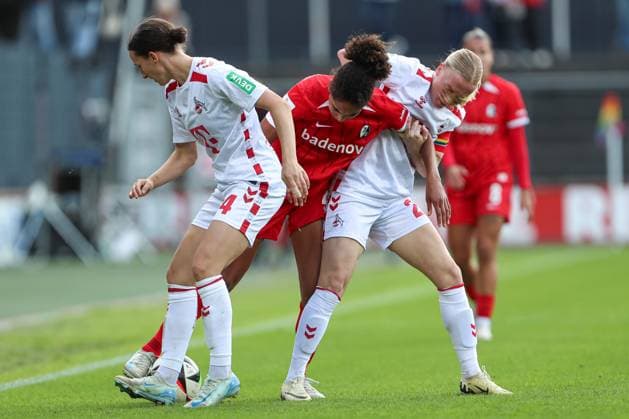 Sara Agrez (1. FC Koeln), Cora Zicai (SC Freiburg) und Anna Gerhardt (1. FC Koeln) im Zweikampf waehrend des Spiels der 1. Frauen Bundesliga zwischen 1.FC Köln und SC Freiburg, Franz-Kremer-Stadion am 28. September 2024 in Köln, Deutschland. (Foto von Oliver Kaelke DeFodi Images) +++ Sara Agrez (1. FC Koeln), Cora Zicai (SC Freiburg) und Anna Gerhardt (1. FC Koeln) battle for the ball during the Woman Bundesliga match between 1.FC Köln and SC Freiburg at Franz-Kremer-Stadion on September 28, 2024 in Köln, Germany. (Photo by Oliver Kaelke DeFodi Images) DFL regulations prohibit any use of photographs as image sequences and or quasi-video. Defodi-003_678_2024_09_28_OK_KOESCF_1177