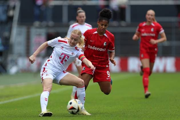 Anna Gerhardt (1. FC Koeln) und Shekiera Martinez (SC Freiburg) im Zweikampf waehrend des Spiels der 1. Frauen Bundesliga zwischen 1.FC Köln und SC Freiburg, Franz-Kremer-Stadion am 28. September 2024 in Köln, Deutschland. (Foto von Oliver Kaelke DeFodi Images) +++ Anna Gerhardt (1. FC Koeln) und Shekiera Martinez (SC Freiburg) battle for the ball during the Woman Bundesliga match between 1.FC Köln and SC Freiburg at Franz-Kremer-Stadion on September 28, 2024 in Köln, Germany. (Photo by Oliver Kaelke DeFodi Images) DFL regulations prohibit any use of photographs as image sequences and or quasi-video. Defodi-003_678_2024_09_28_OK_KOESCF_1334