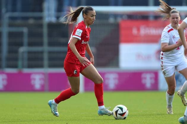 Miray Cin (SC Freiburg) in Aktion, am Ball, Einzelaktion waehrend des Spiels der 1. Frauen Bundesliga zwischen 1.FC Köln und SC Freiburg, Franz-Kremer-Stadion am 28. September 2024 in Köln, Deutschland. (Foto von Oliver Kaelke DeFodi Images) +++ Miray Cin (SC Freiburg) controls the ball during the Woman Bundesliga match between 1.FC Köln and SC Freiburg at Franz-Kremer-Stadion on September 28, 2024 in Köln, Germany. (Photo by Oliver Kaelke DeFodi Images) DFL regulations prohibit any use of photographs as image sequences and or quasi-video. Defodi-003_678_2024_09_28_OK_KOESCF_1373