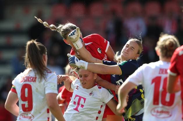 Samantha Steuerwald (SC Freiburg) und Torfrau Josefine Osigus (1. FC Koeln) im Zweikampf waehrend des Spiels der 1. Frauen Bundesliga zwischen 1.FC Köln und SC Freiburg, Franz-Kremer-Stadion am 28. September 2024 in Köln, Deutschland. (Foto von Oliver Kaelke DeFodi Images) +++ Samantha Steuerwald (SC Freiburg) und Torfrau Josefine Osigus (1. FC Koeln) battle for the ball during the Woman Bundesliga match between 1.FC Köln and SC Freiburg at Franz-Kremer-Stadion on September 28, 2024 in Köln, Germany. (Photo by Oliver Kaelke DeFodi Images) DFL regulations prohibit any use of photographs as image sequences and or quasi-video. Defodi-003_678_2024_09_28_OK_KOESCF_1385