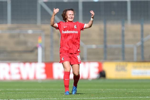 Annabel Schasching (SC Freiburg) gestikuliert, Gestik waehrend des Spiels der 1. Frauen Bundesliga zwischen 1.FC Köln und SC Freiburg, Franz-Kremer-Stadion am 28. September 2024 in Köln, Deutschland. (Foto von Oliver Kaelke DeFodi Images) +++ Annabel Schasching (SC Freiburg) gestures during the Woman Bundesliga match between 1.FC Köln and SC Freiburg at Franz-Kremer-Stadion on September 28, 2024 in Köln, Germany. (Photo by Oliver Kaelke DeFodi Images) DFL regulations prohibit any use of photographs as image sequences and or quasi-video. Defodi-003_678_2024_09_28_OK_KOESCF_0784