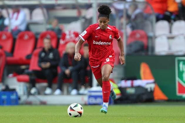 Shekiera Martinez (SC Freiburg) in Aktion, am Ball, Einzelaktion waehrend des Spiels der 1. Frauen Bundesliga zwischen 1.FC Köln und SC Freiburg, Franz-Kremer-Stadion am 28. September 2024 in Köln, Deutschland. (Foto von Oliver Kaelke DeFodi Images) +++ Shekiera Martinez (SC Freiburg) controls the ball during the Woman Bundesliga match between 1.FC Köln and SC Freiburg at Franz-Kremer-Stadion on September 28, 2024 in Köln, Germany. (Photo by Oliver Kaelke DeFodi Images) DFL regulations prohibit any use of photographs as image sequences and or quasi-video. Defodi-003_678_2024_09_28_OK_KOESCF_1058