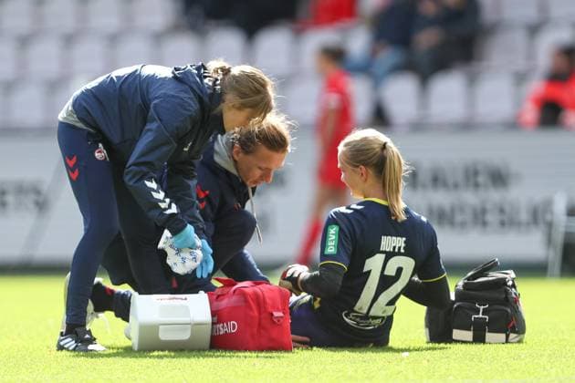 Torfrau Paula Hoppe (1. FC Koeln) liegt verletzt am Boden waehrend des Spiels der 1. Frauen Bundesliga zwischen 1.FC Köln und SC Freiburg, Franz-Kremer-Stadion am 28. September 2024 in Köln, Deutschland. (Foto von Oliver Kaelke DeFodi Images) +++ Torfrau Paula Hoppe (1. FC Koeln) injured on the ground during the Woman Bundesliga match between 1.FC Köln and SC Freiburg at Franz-Kremer-Stadion on September 28, 2024 in Köln, Germany. (Photo by Oliver Kaelke DeFodi Images) DFL regulations prohibit any use of photographs as image sequences and or quasi-video. Defodi-003_678_2024_09_28_OK_KOESCF_1224