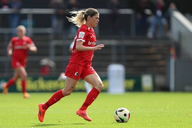 Eileen Campbell (SC Freiburg) in Aktion, am Ball, Einzelaktion waehrend des Spiels der 1. Frauen Bundesliga zwischen 1.FC Köln und SC Freiburg, Franz-Kremer-Stadion am 28. September 2024 in Köln, Deutschland. (Foto von Oliver Kaelke DeFodi Images) +++ Eileen Campbell (SC Freiburg) controls the ball during the Woman Bundesliga match between 1.FC Köln and SC Freiburg at Franz-Kremer-Stadion on September 28, 2024 in Köln, Germany. (Photo by Oliver Kaelke DeFodi Images) DFL regulations prohibit any use of photographs as image sequences and or quasi-video. Defodi-003_678_2024_09_28_OK_KOESCF_1255