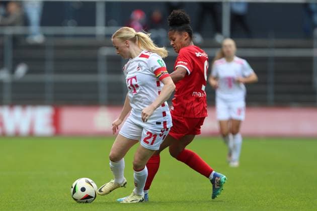 Anna Gerhardt (1. FC Koeln) und Shekiera Martinez (SC Freiburg) im Zweikampf waehrend des Spiels der 1. Frauen Bundesliga zwischen 1.FC Köln und SC Freiburg, Franz-Kremer-Stadion am 28. September 2024 in Köln, Deutschland. (Foto von Oliver Kaelke DeFodi Images) +++ Anna Gerhardt (1. FC Koeln) und Shekiera Martinez (SC Freiburg) battle for the ball during the Woman Bundesliga match between 1.FC Köln and SC Freiburg at Franz-Kremer-Stadion on September 28, 2024 in Köln, Germany. (Photo by Oliver Kaelke DeFodi Images) DFL regulations prohibit any use of photographs as image sequences and or quasi-video. Defodi-003_678_2024_09_28_OK_KOESCF_1326